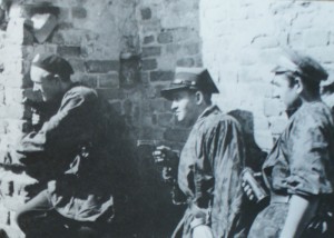 Żołnierze z plutonu „Narocz” (od lewej): Leon Bednarski ps. „Mikro”, Henryk Zajączkowski ps. „Szarak” i NN ps. „Władysław” </br>(foto: Archiwum Akt Nowych)
