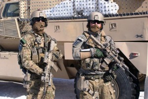 Żołnierze Zespołu Bojowego „C” JWK w czasie tury bojowej w Afganistanie. Na prawym ramieniu widoczne naszywki „Parasola” w wersji kolorowej.