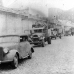 Kolumna samochodów zdobytych przez powstańców Zgrupowania „Radosław” na Woli.