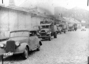 Kolumna samochodów zdobytych przez powstańców Zgrupowania „Radosław” na Woli. </br>(foto: NAC)