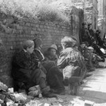 Powstańcy prawdopodobnie z oddziału "Narocz" Batalionu "Parasol" odpoczywający przy ruinach domów przy Siennej 13-15