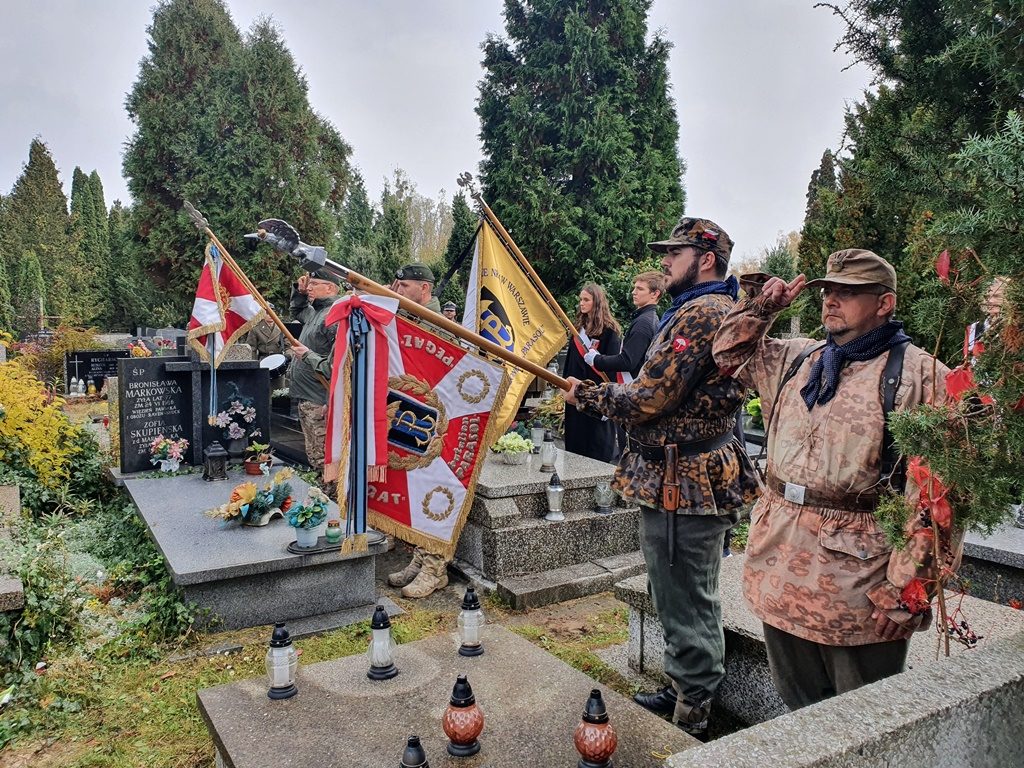 Poczty sztandarowe oddają honory śp. Witoldowi Sławskiemu.