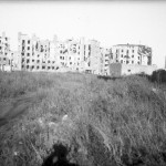Ruiny kamienic przy ulicy Okrąg. Ujęcie od Ludnej. Po prawej narożny budynek przy ul. Czerniakowskiej 200 u zbiegu z Okrąg i Wilanowską. </br>(Fotografia ze zbiorów Muzeum Powstania Warszawskieg)