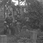Dwaj nierozpoznani powstańcy z plutonu "Agaton" batalionu "Pięść" palący papierosy przy jednym z grobów na Cmentarzu Ewangelicko-Augsburskim. </br>(Fotografia ze zbiorów Muzeum Powstania Warszawskiego)