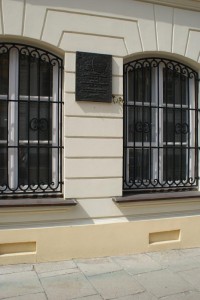 Tablica upamiętniająca poległych żołnierzy „Parasola” na ścianie budynku IS PAN przy ul. Długiej 28