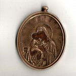 Medalion znaleziony przez Zofię Świeszcz–Łazor w czasie Powstania w piwnicy na Starówce