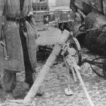Zbigniew Storożyński ps. "Fernando" przy niemieckim moździerzu na Woli