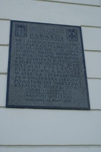 Tablica upamiętniająca poległych żołnierzy „Parasola” na ścianie Pałacu Krasińskich