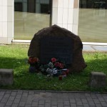 Głaz upamiętniający miejsce grobu K. K. Baczyńskiego (dziedziniec za bramą dawnego ratusza, Pałacu Jabłonowskich)