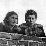 Dwie przyjaciółki Krystyna Maleszewska ps. „Rafał” i Zofia Świerszcz – Łazor ps. „Zojda” gdzieś w Warszawie w 1943 r.